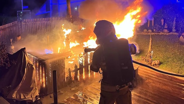 The Straßwalchen main fire brigade and the Steindorf fire brigade tamed the flames. (Bild: FF Straßwalchen)