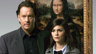 Tom Hanks und Audrey Tautou in „Da Vinci Code“ vor der Mona Lisa (Bild: COLUMBIA PICTURES 2005 Columbia / Mary Evans)