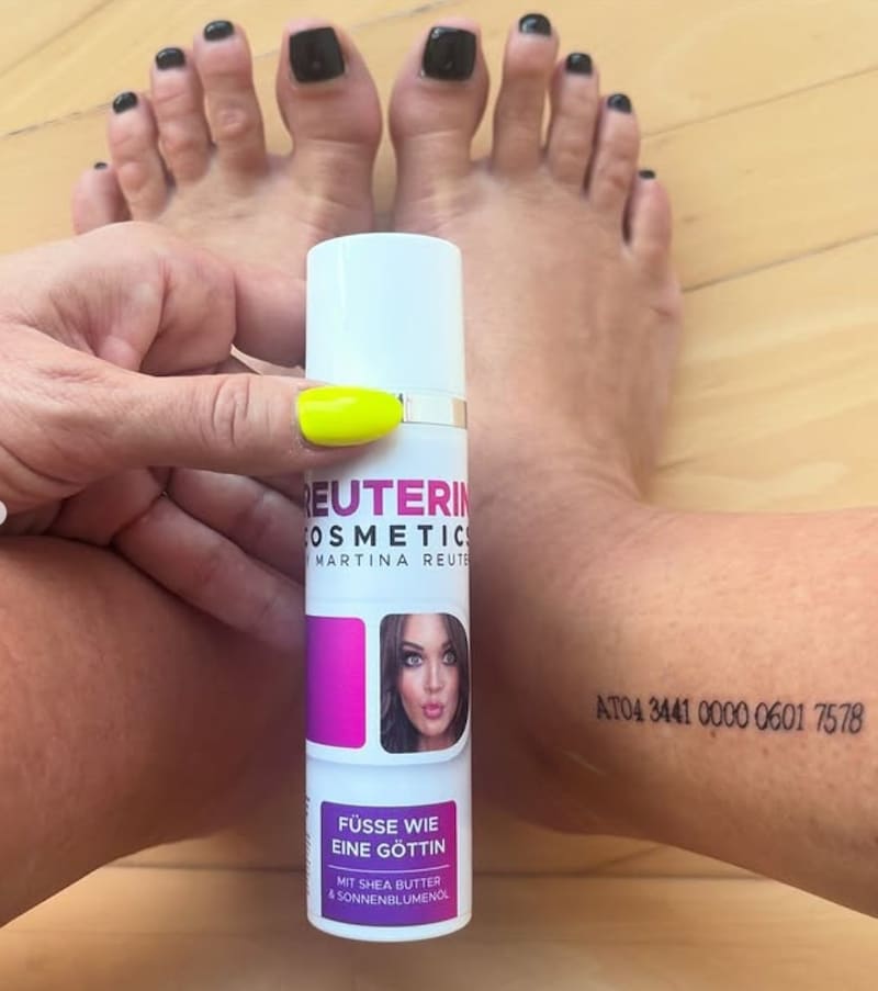 Toes spread, IBAN legible and the cream with shea butter in focus: this is how Martina Reuter presents herself on Instagram. (Bild: www.instagram.com/reuter_martina_official)