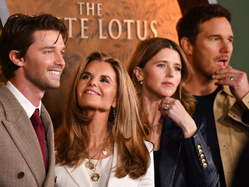 Maria Shriver und Katherine Schwarzenegger mit Patrick Schwarzenegger bei der „White Lotus“-Premiere (Bild: APA/AFP/Chris DELMAS)