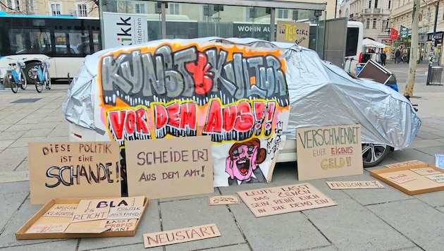 „Kunst & Kultur vor dem Aus!!“, warnten am 31. Jänner gut 350 Kärntnerinnen und Kärntner in Klagenfurt bei einer Demonstration. Nun wird der Politik eine Petition mit mehr als 3000 Unterschriften überreicht: „Budgetbeschluss jetzt!“ (Bild: Tragner Christian)