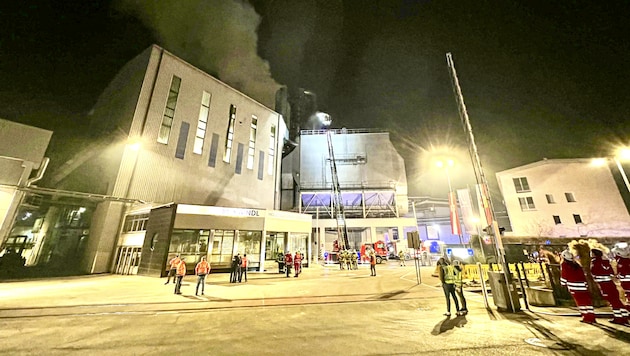 The fire was extinguished shortly before midnight. (Bild: Markus Tschepp)