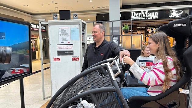 The use of mechatronics is demonstrated to pupils during a ride on a racing simulator (Bild: WK Wien)