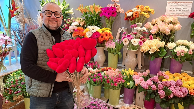 Florist Christian Hofmann ist für den Ansturm am Valentinstag bereit. (Bild: Steirerkrone)