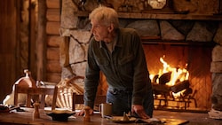 Harrison Ford – ohne Bart – im NFL-Football-Spot für den Super Bowl 2025 der Automarke Jeep.