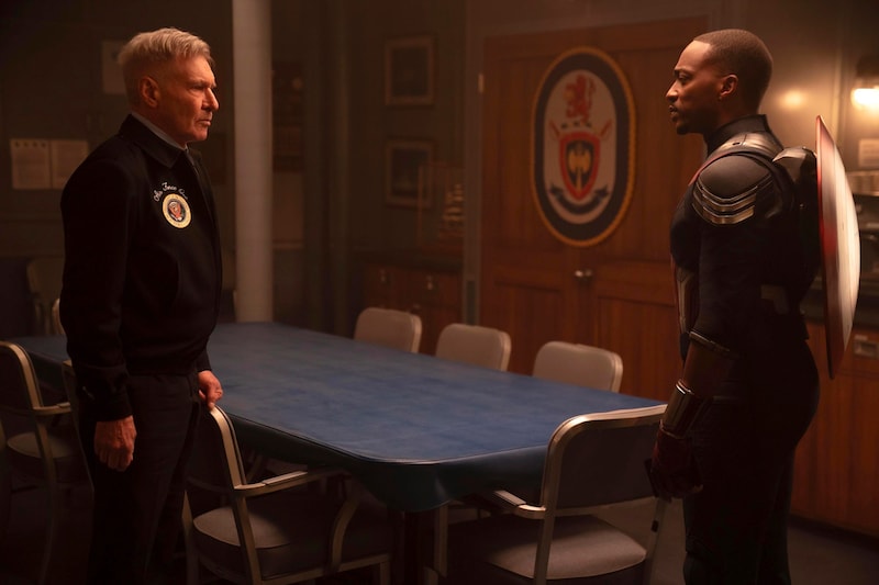 Harrison Ford, left, and Anthony Mackie in a scene from Marvel Studios' "Captain America: Brave New World". (Bild: AP)