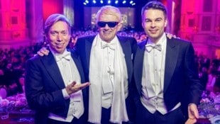 Volksliedgigant Heino (M.) und sein Team, Helmut Werner und Benedict Bartsch beim Opernball in Dresden. (Bild: Xcitepress)