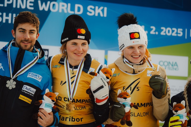 Veronika Aigner (ganz rechts) gewann mit Schwester und Guide Elisabeth mit einem Vorsprung von 2,71 Sekunden. (Bild: GEPA)