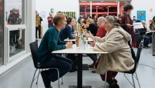 Beim Speed-Dating treffen Künstler und Kunstinteressierte am 28. 2. von 19 bis 21 Uhr im Grazer Forum Stadtpark aufeinander. (Bild: Lena Prehal)