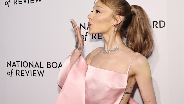 Ariana Grande ist schon Fan der Trendfarbe Powder Pink. (Bild: Getty Images via AFP/GETTY IMAGES/Jamie McCarthy)