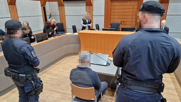 The accused at the start of the trial in Innsbruck (Bild: Andreas Moser, Krone KREATIV)