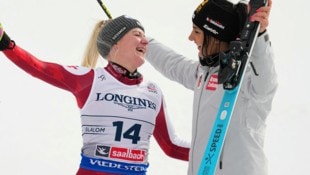 Kathi Truppe (li) und Stephanie Venier kamen aus dem Jubeln gar nicht heraus. (Bild: AFP)