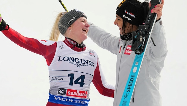 Kathi Truppe (li) und Stephanie Venier kamen aus dem Jubeln gar nicht heraus. (Bild: AFP)