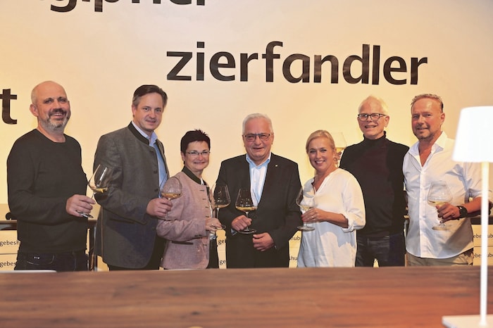 Tasting "organic": Grill, Schmuckenschlager, Händler, Köck, Gebeshubers (in white), Schleimer 