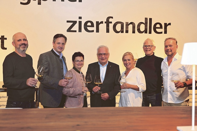 Tasting "organic": Grill, Schmuckenschlager, Händler, Köck, Gebeshubers (in white), Schleimer (Bild: Baden Media)