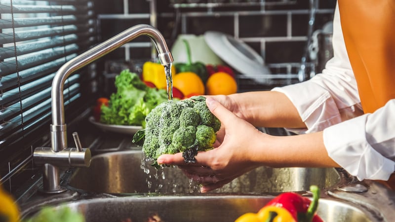 Beim Waschen von Gemüse nur warmes Wasser verwenden. (Bild: stock.adobe.com/joyfotoliakid)