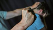 Ein 55-jähriger Familienvater soll seinen Kindern gegenüber handgreiflich geworden sein und ...