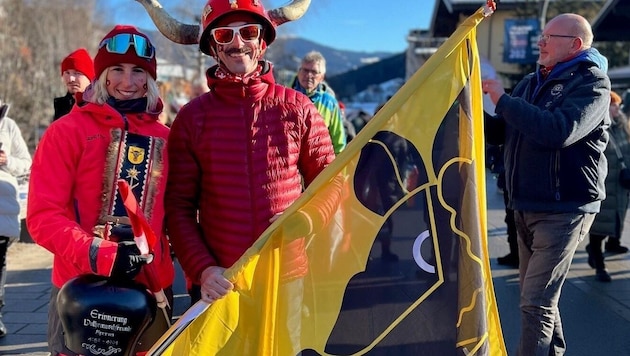 Isabel and Roland (above), armed with the Uri flag, cheer on the Swiss. (Bild: JHK)