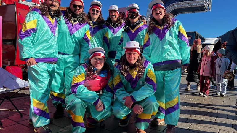 The boys from Timmelkamm in their 80s outfits are sure that the Austrian medal shower is connected to them. (Bild: JHK)