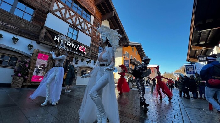 Heiße Rhythmen und coole Hüftschwünge heizen den Fans im Zentrum ein.