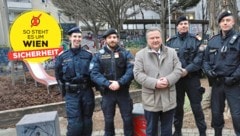 Bürgermeister Michael Ludwig (SPÖ) bei einer Schwerpunktaktion im Fritz-Imhoff-Park in Mariahilf. (Bild: Krone KREATIV/Martin A. Jöchl)