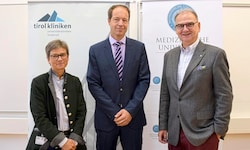 Ein Bild aus besseren Tagen: Andreas Kolk (Mi.) mit Uni-Rektor Wolfgang Fleischhacker und ...