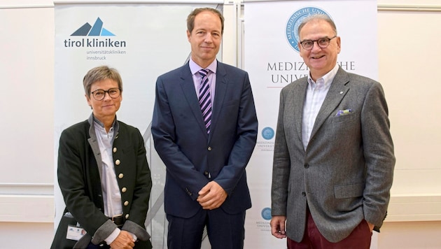 A picture from better days: Andreas Kolk (center) with university rector Wolfgang Fleischhacker and Alexandra Kofler, former medical director of the clinic. (Bild: MUI/Bullock)