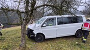 Der Schulbus krachte gegen einen Baum.