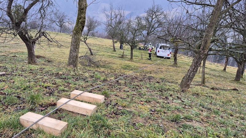 Diesen Abhang rollte der Bus hinunter.  (Bild: BFVDL)