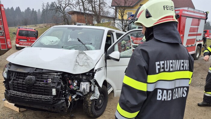 Das Fahrzeug wurde stark beschädigt.