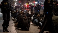 Szenen wie diese bei der Halloween-Randale 2022 schockten damals ganz Oberösterreich. (Bild: APA/FOTOKERSCHI.AT / APA / picturedesk.com)