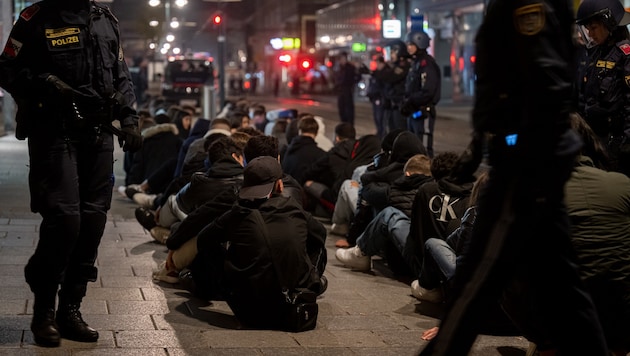 Scenes like this at the Halloween riot in 2022 shocked the whole of Upper Austria at the time. (Bild: APA/FOTOKERSCHI.AT / APA / picturedesk.com)