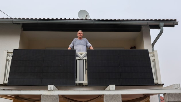 Christian Hoog bought his balcony power plant for 550 euros last year and covers around a third of his electricity needs when the weather is right. (Bild: Pressefoto Scharinger/Daniel Scharinger)