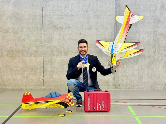 Bruckmann's world championship glider weighs 55 grams.