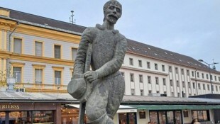 Der steinerne Fischer erinnert an eine Zeit, in der sich die Fischer nicht immer an die Handelsregeln hielten... (Bild: Kogler Christina Natascha)