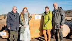 Freude über gute Erlöse bei edlen Holzarten bei: Franz Schrimpl, Waldkönigin Monalisa, NÖ Landwirtschaftskammer-Vizepräsidentin Andrea Wagner und  NÖ Waldverbands-Obmann Franz Fischer. (Bild: Georg Pomaßl/LK Niederösterreich)