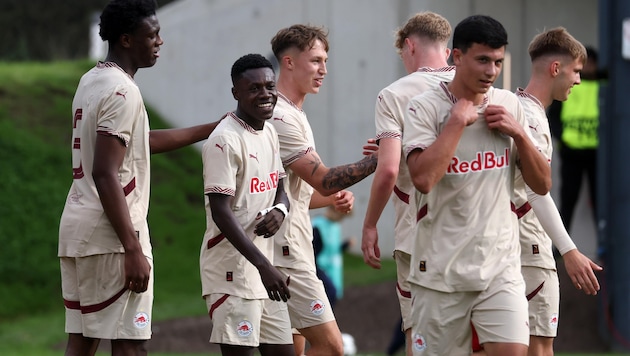 Gadou (left) and E. Baidoo (2nd from left) play for the Jungbullen. (Bild: Tröster Andreas)