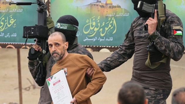 Hamas hostage released with a "letter of thanks": These images remind Israelis of Holocaust survivors. (Bild: AP/Copyright 2025 The Associated Press. All rights reserved.)