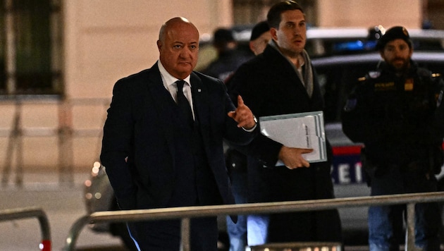 ÖVP leader Christian Stocker arriving at the Hofburg. He emphasized to journalists that there was still a "need for discussion" on some points with the FPÖ. (Bild: AFP)