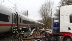 Am Stadtrand von Hamburg ist ein ICE gegen einen LKW geprallt. Dabei kam ein Fahrgast ums Leben, weitere wurden verletzt. (Bild: APA/AFP/NEWS5/Sebastian Peters)