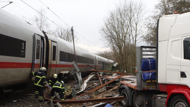 Am Stadtrand von Hamburg ist ein ICE gegen einen LKW geprallt. Dabei kam ein Fahrgast ums Leben, weitere wurden verletzt. (Bild: APA/AFP/NEWS5/Sebastian Peters)