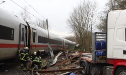 Am Stadtrand von Hamburg ist ein ICE gegen einen LKW geprallt. Dabei kam ein Fahrgast ums Leben, ...