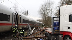 Am Stadtrand von Hamburg ist ein ICE gegen einen LKW geprallt. Dabei kam ein Fahrgast ums Leben, weitere wurden verletzt. (Bild: APA/AFP/NEWS5/Sebastian Peters)