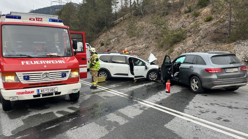 Die Fernpassstraße war nach dem Unfall nur einspurig befahrbar. (Bild: ZOOM Tirol)