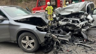 Die Fahrzeuge sind nach der Kollision Schrott. (Bild: ZOOM Tirol)