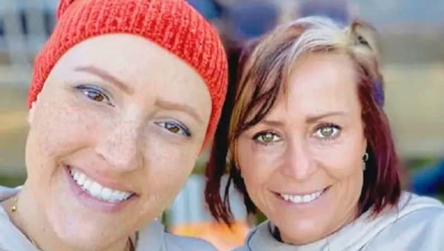 Terri Estepp (right) with her daughter Samantha, who has cancer (Bild: Terri Estepp)