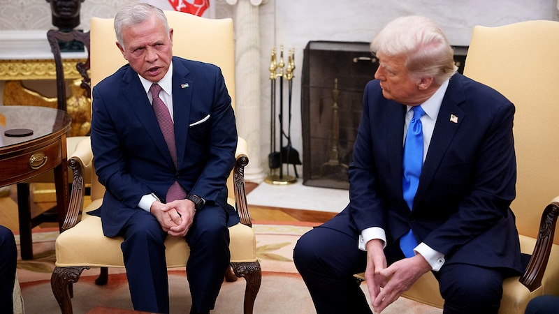 König Abdullah II. im Gespräch mit US-Präsident Donald Trump (Bild: APA/GETTY IMAGES/Andrew Harnik)