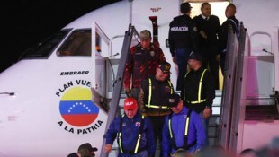 Venezuelas Regierung holt ihre Staatsbürgerinnen und Staatsbürger aus den USA zurück.