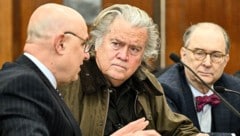 Steve Bannon mit seinen Anwälten (Bild: EPA)