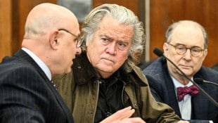 Steve Bannon mit seinen Anwälten (Bild: EPA)